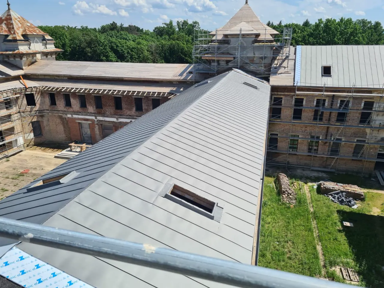Vedere panoramică peste acoperișul din tablă fălțuită al clădirii istorice