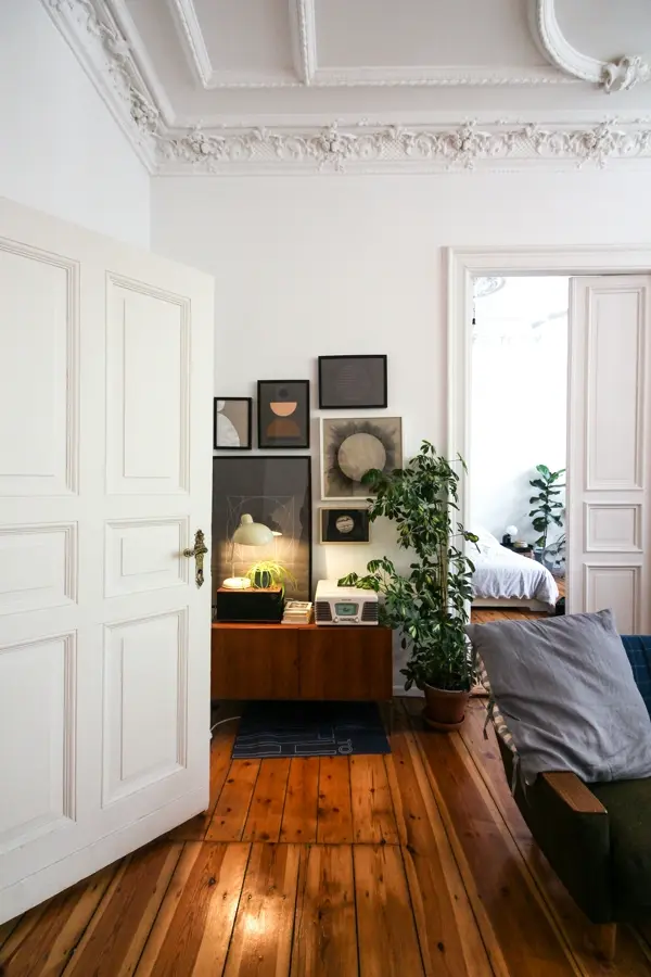Apartament renovat cu uși duble și parchet din lemn