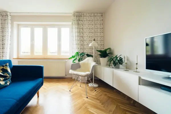 Living luminos cu parchet în model herringbone