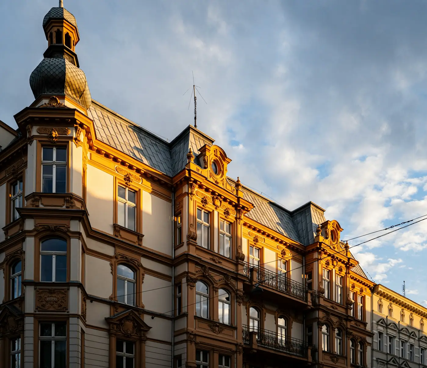 Clădire istorică cu fațadă ornamentată, în lumina caldă a după-amiezii