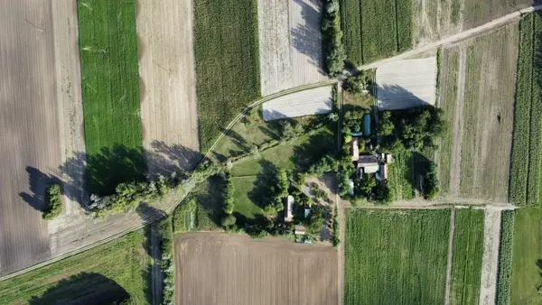 Vedere aeriană asupra unor terenuri la marginea localității
